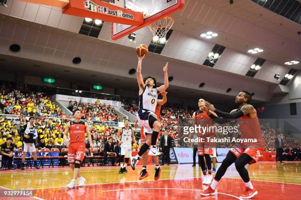 Yuta Tabuse of the Tochigi Brex goes up for a shot during the B.League game between Chiba Jets and Tochigi Brex at Funabashi Arena on March 17, 2018...