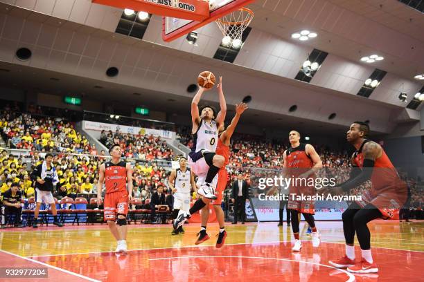 Yuta Tabuse of the Tochigi Brex goes up for a shot during the B.League game between Chiba Jets and Tochigi Brex at Funabashi Arena on March 17, 2018...