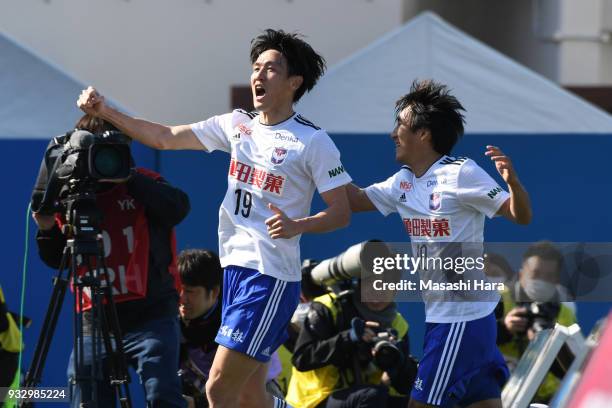 Kisho Yano of Albirex Niigata celebrates the second goal during the J.League J2 match between Yokohama FC and Albirex Niigata at Nippatsu Mitsuzawa...