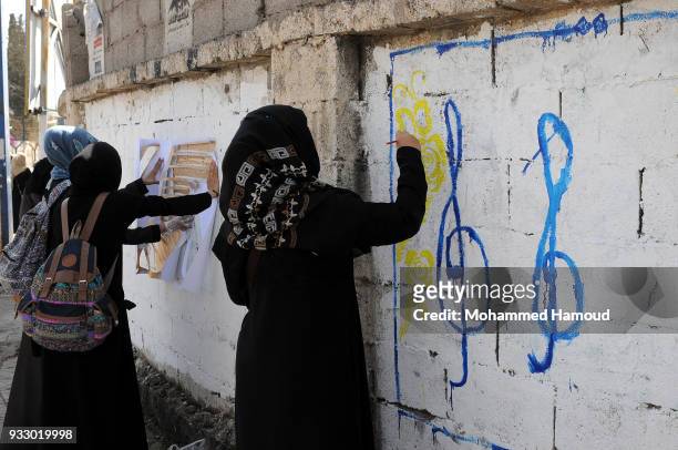 Yemeni artists draw graffiti during an Open Day of graffiti campaign call for peace on March 15, 2018 in Sana'a, Yemen.