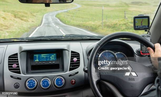 autofahren in schottischen landschaft - satnav stock-fotos und bilder