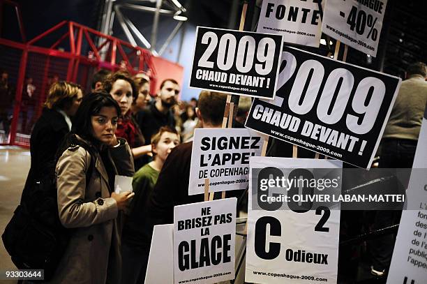 Fans arrive to attend on November 22, 2009 at the Zenith hall in Paris, the "Ultimatum Climatique" concert organized by environment associations,...