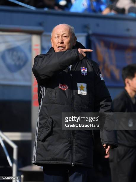 Head coach Masakazu Suzuki of Albirex Niigata gestures during the J.League J2 match between Yokohama FC and Albirex Niigata at Nippatsu Mitsuzawa...