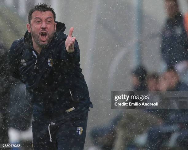 Parma Calcio 1913 coach Roberto D'Aversa shouts to his players during the serie B match between Virtus Entella and Parma Calcio at Stadio Comunale on...