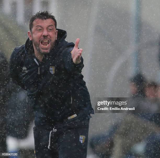 Parma Calcio 1913 coach Roberto D'Aversa shouts to his players during the serie B match between Virtus Entella and Parma Calcio at Stadio Comunale on...