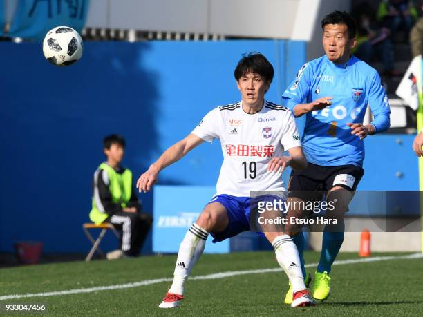 Kisho Yano of Albirex Niigata and Masaki Watanabe of Yokohama FC compete for the ball during the J.League J2 match between Yokohama FC and Albirex...