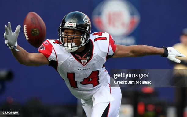 Eric Weems of the Atlanta Falcons reaches for the ball after a kick off against the New York Giants on November 22, 2009 at Giants Stadium in East...