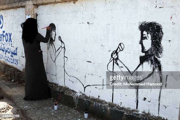 Yemeni artist draws graffiti during an Open Day of graffiti campaign call for peace on March 15, 2018 in Sana'a, Yemen.