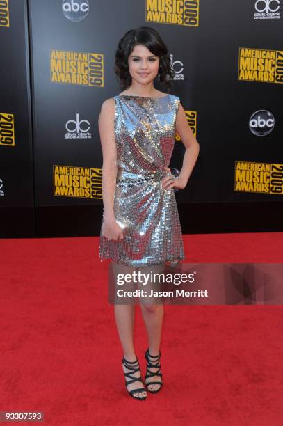 SInger/actress Selena Gomez arrives at the 2009 American Music Awards at Nokia Theatre L.A. Live on November 22, 2009 in Los Angeles, California.