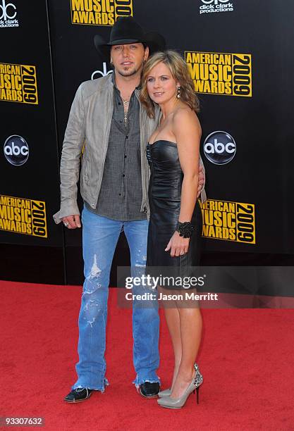 Singer/songwriter Jason Aldean and Jessica Aldean arrive at the 2009 American Music Awards at Nokia Theatre L.A. Live on November 22, 2009 in Los...