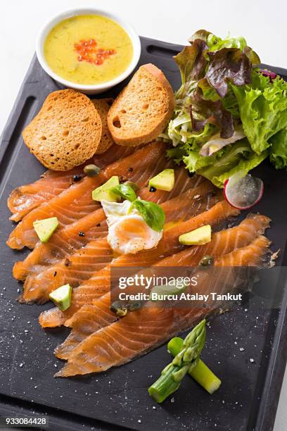 salmon gravlax - graved lachs stock-fotos und bilder