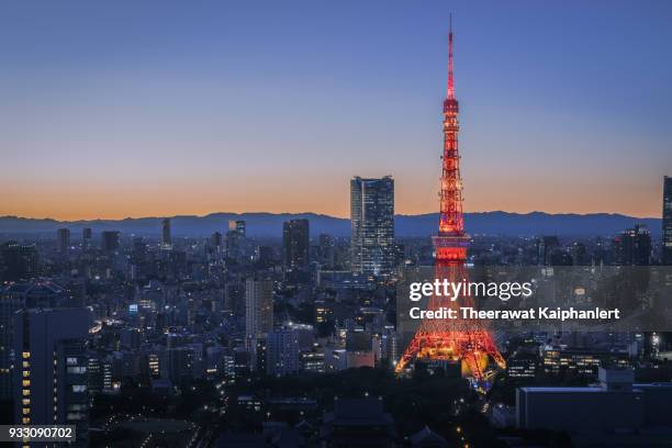 tokyo tower at the evening - internationella multisportevenemang bildbanksfoton och bilder