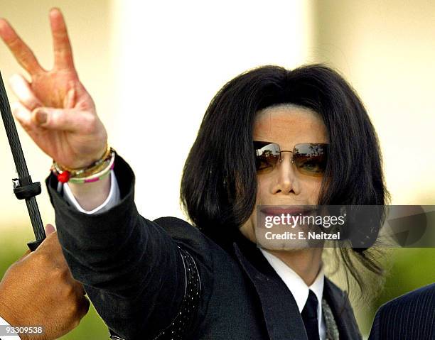 Michael Jackson gestures to his supporters as he arrives at the Santa Barbara Superior Court for the 8th day of testimony in his child molestation...