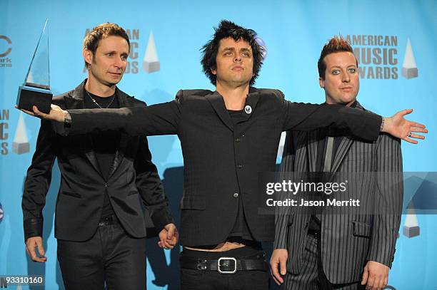 Musicians Mike Dirnt, Billie Joe Armstrong and Tre Cool of Green Da, winners of Alternative Rock Favorite Artist pose in the press room at the 2009...