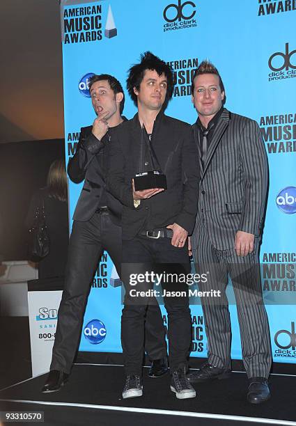 Musicians Mike Dirnt, Billie Joe Armstrong and Tre Cool of Green Da, winners of Alternative Rock Favorite Artist pose in the press room at the 2009...