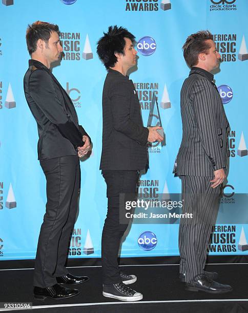 Musicians Mike Dirnt, Billie Joe Armstrong and Tre Cool of Green Da, winners of Alternative Rock Favorite Artist pose in the press room at the 2009...