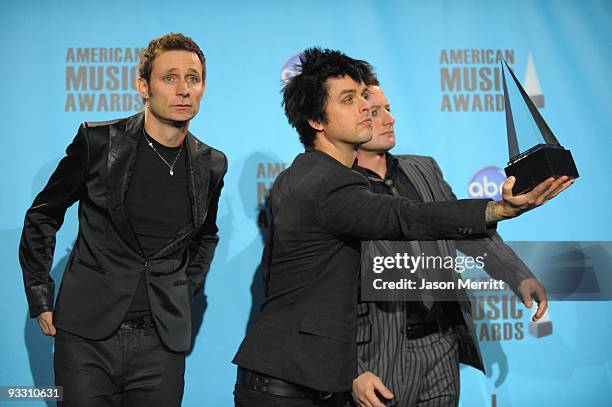 Musicians Mike Dirnt, Billie Joe Armstrong and Tre Cool of Green Da, winners of Alternative Rock Favorite Artist pose in the press room at the 2009...