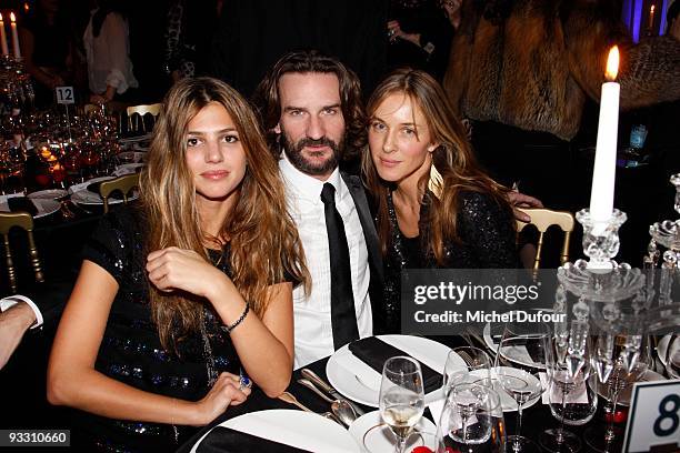 Frederic Beigbeder and guests attend the OTM Association dinner hosted by Babeth Djian and Pierre Pelegry, to raise funds for the children of Rwanda...