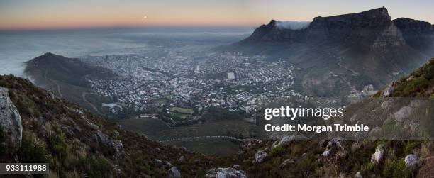 panoramic full moon view of city bowl, cape town, western cape province, south africa - bucht table bay stock-fotos und bilder