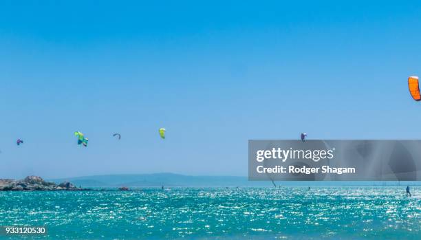 kite surfing. langebaan lagoon, western cape province, south africa. - kite lagoon stock-fotos und bilder