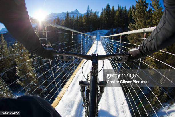 fatbike on suspension bridge - tyre bridge stock pictures, royalty-free photos & images