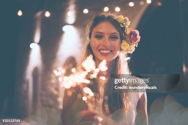 feliz novia en vestido de novia blanco que luces de bengala y celebrando - estilo boho fotografías e imágenes de stock