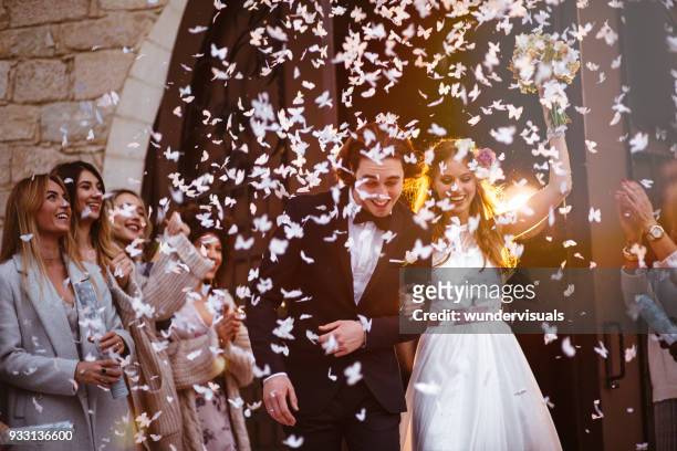 gelukkige bruid en bruidegom verlaten kerk en vieren - just married stockfoto's en -beelden