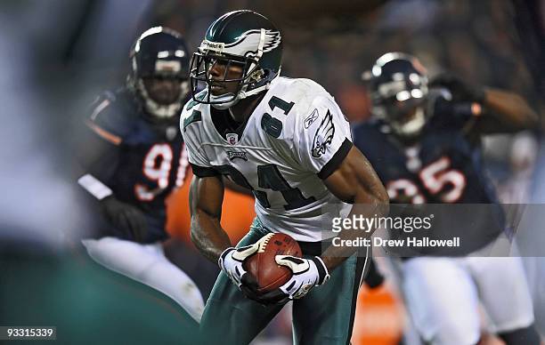 Wide Receiver Jason Avant of the Philadelphia Eagles runs for a touchdown after catching a pass during the game against the Chicago Bears on November...