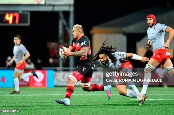 Oyonnax' New Zealand flanker Hika Elliot is challenged by Toulon's New Zealand center Ma'a Nonu during the French Top 14 rugby union match between...