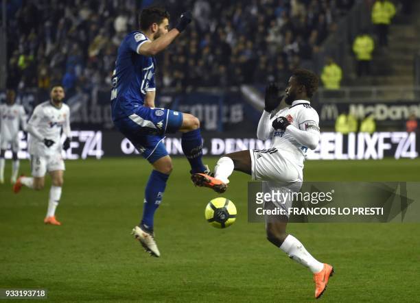 Amiens' Moussa Konate vies with Troyes' Mathieu Deplagne during the French L1 football match between Amiens and Troyes on March 17, 2018 at the...