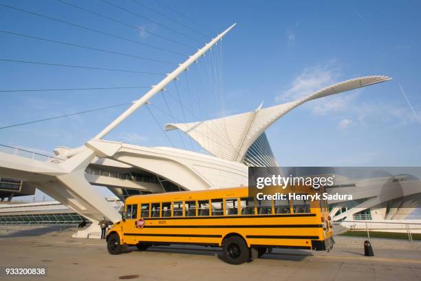 yellow bus in front of milwaukee art museum - milwaukee art museum stock pictures, royalty-free photos & images