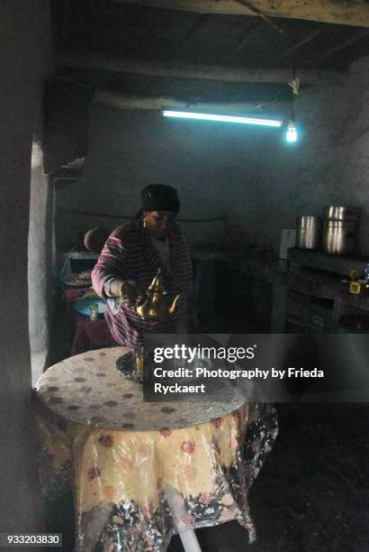 daily needs - midelt photos et images de collection