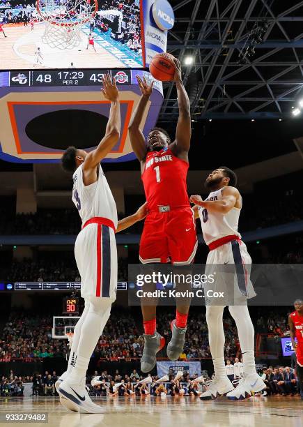 Jae'Sean Tate of the Ohio State Buckeyes shoots the ball against Johnathan Williams of the Gonzaga Bulldogs in the second round of the 2018 NCAA...