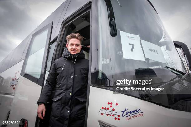 De wedstrijd tegen FC Twente werd benoemd als AWAYDAY en dat leverde 16 bussen en ruim 1000 supporters op Jordens Peters of Willem II ging met de...