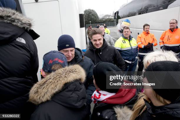 De wedstrijd tegen FC Twente werd benoemd als AWAYDAY en dat leverde 16 bussen en ruim 1000 supporters op Jordens Peters of Willem II ging met de...