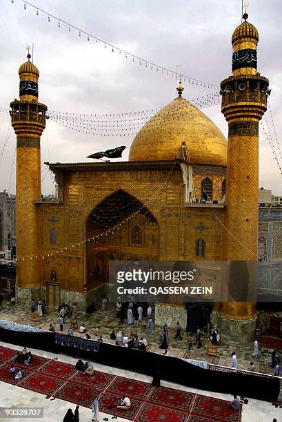 Iraqi Shiites gather outside Shiite Imam Ali's shrine in the holy city of Najaf, central Iraq, 14 October 2006 as they head from all over the country...