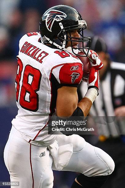 Tony Gonzalez of the Atlanta Falcons makes a break against the New York Giants on November 22, 2009 at Giants Stadium in East Rutherford, New Jersey.