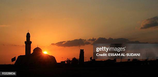 General view shows Shiite Imam Ali's historical mosque in the southern Iraqi city of Basra at sunset, late 20 February 2007. The mosque, which was...
