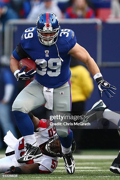 Madison Hedgecock of the New York Giants makes a break against the San Diego Chargers on November 8, 2009 at Giants Stadium in East Rutherford, New...