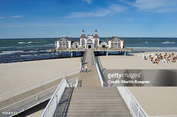 sandy beach with seabridge, sellin, ruegen island. - sandy martin stock-fotos und bilder