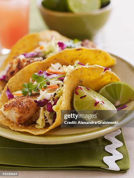 plate of fish tacos - taco photos et images de collection