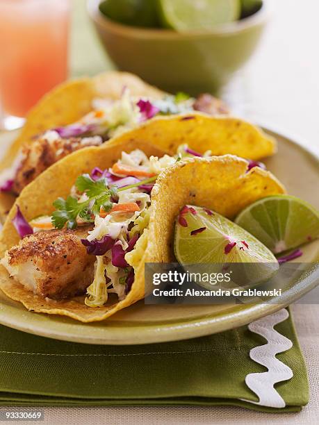 plate of fish tacos - taco 個照片及圖片檔