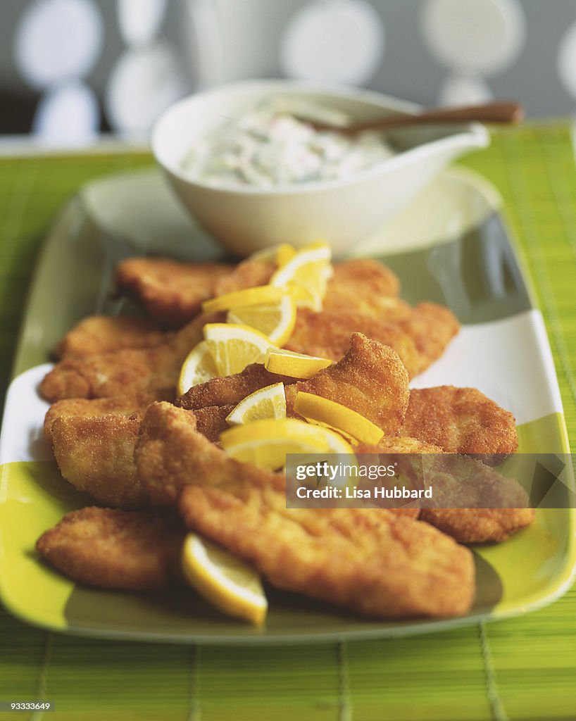 Fried fish with lemons and tartar sauce