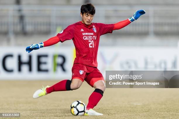 Goalkeeper No Dong-Geon of Suwon Samsung Bluewings in action during the AFC Champions League 2018 Group H match between Suwon Samsung Bluewings and...