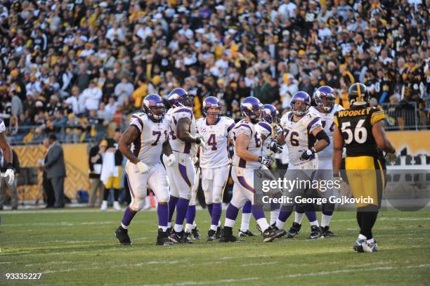 Linebacker LaMarr Woodley of the Pittsburgh Steelers watches as quarterback Brett Favre and offensive linemen Phil Loadholt, Anthony Herrera, John...