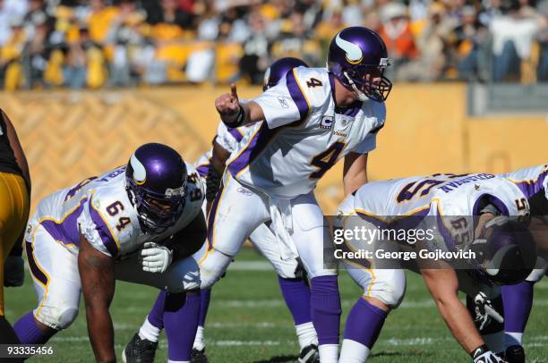 Quarterback Brett Favre of the Minnesota Vikings signals as he stands behind center John Sullivan and guard Anthony Herrera during a game against the...