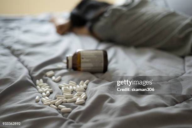 female suicide with medicine tablet - suicídio imagens e fotografias de stock