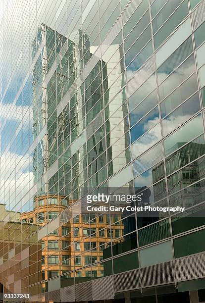 tall building reflections in glass - gary colet - fotografias e filmes do acervo