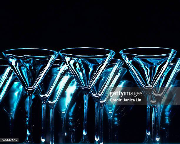 martini glasses in black and blue - blue martini glasses stock-fotos und bilder