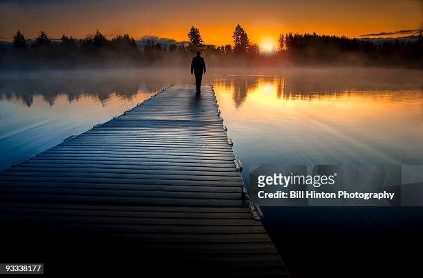 misty lake sunrise in paradise - bill hinton stockfoto's en -beelden